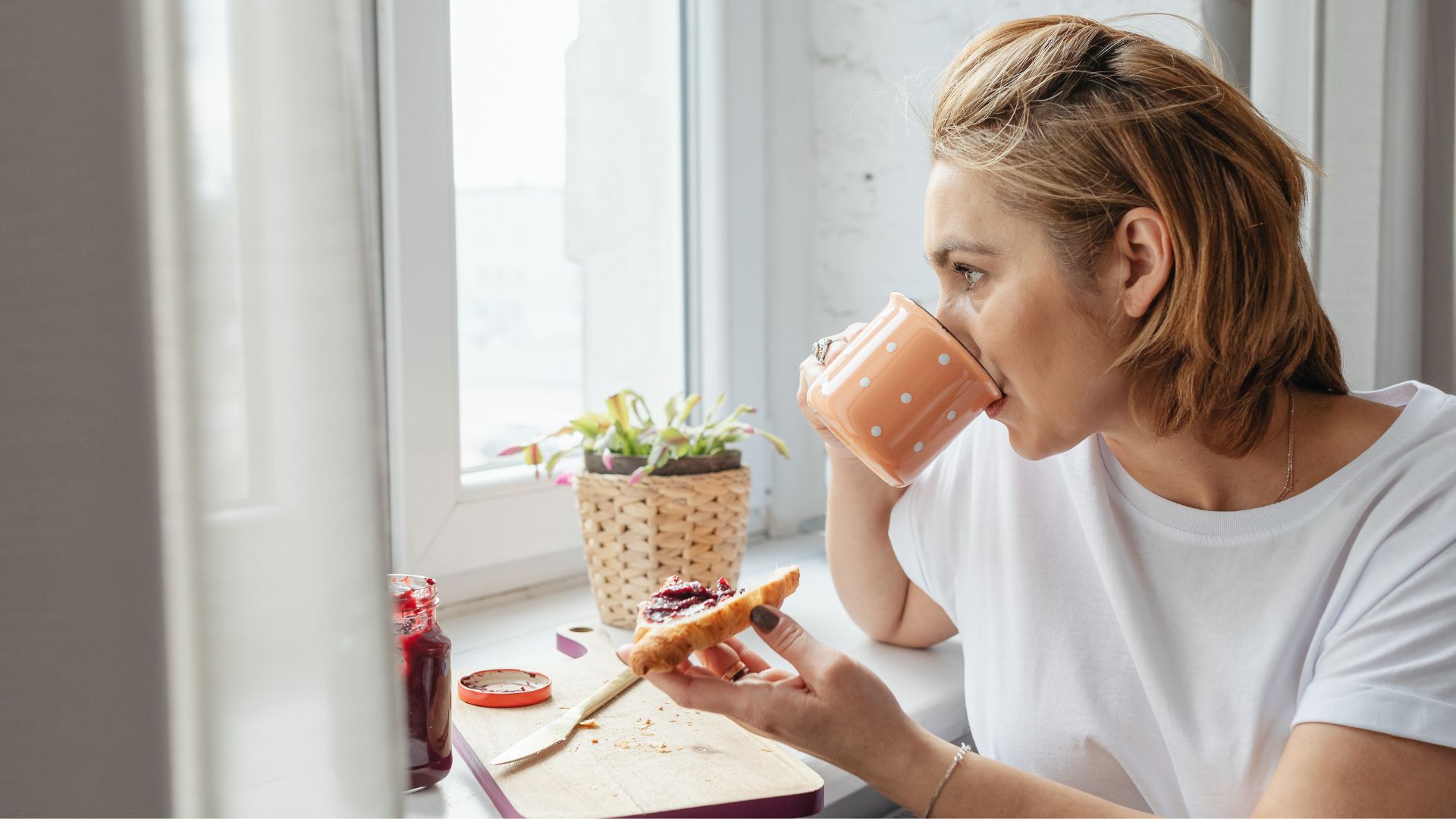 woman eating lunch at the right time 