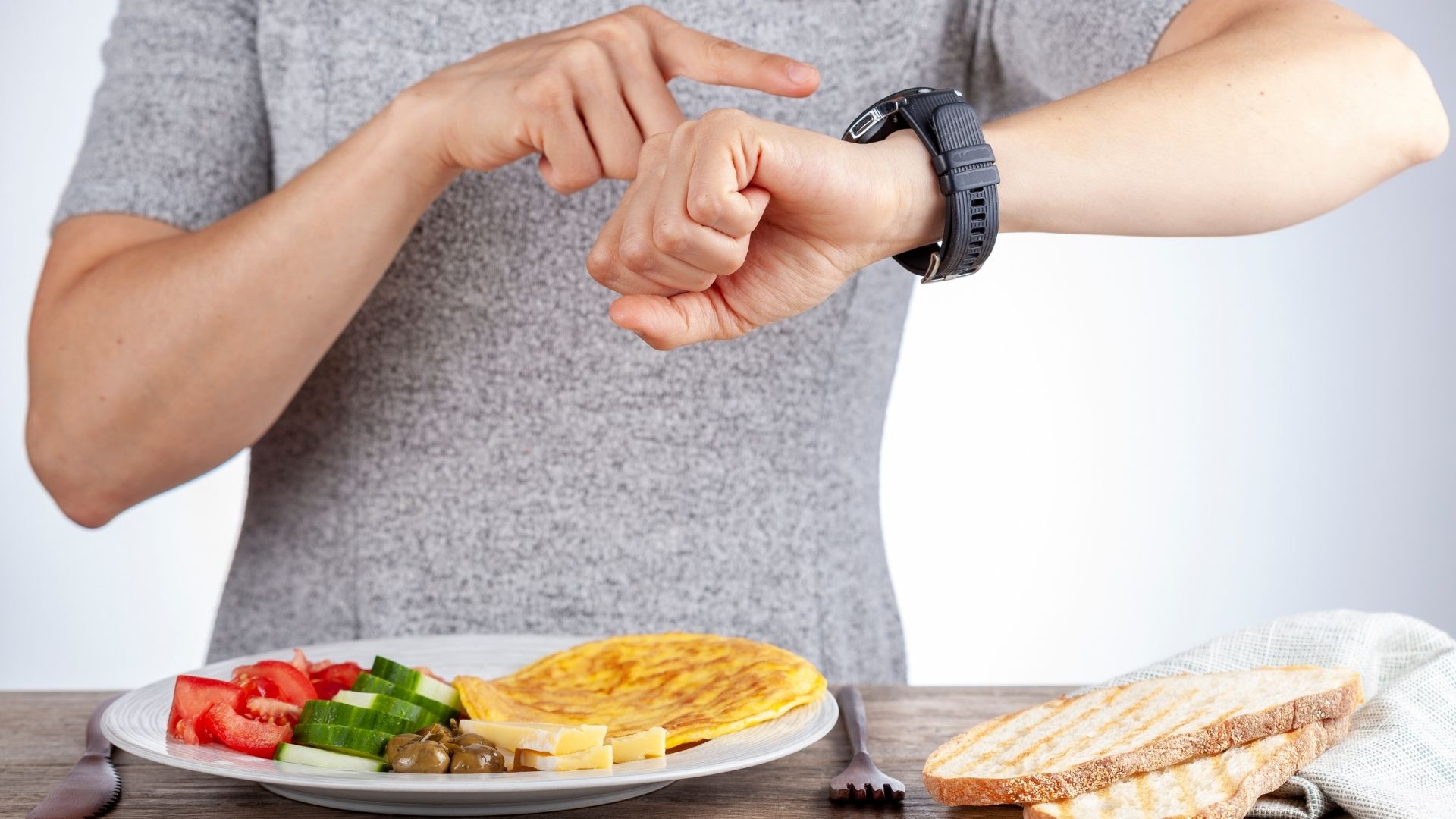 woman timing when she can eat