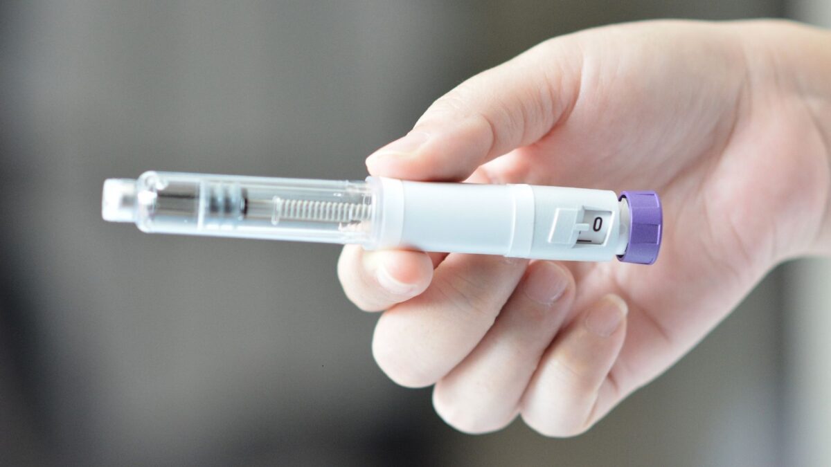 woman holding glp-1 pen