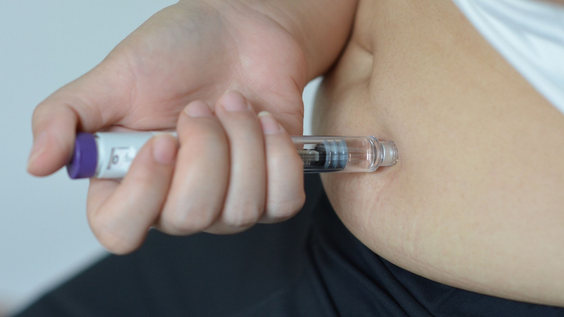 woman injecting GLP-1